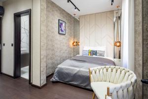 - une chambre avec un lit, une chaise et une baignoire dans l'établissement Extra Central - Stylish & Luxury Stay, à Budapest