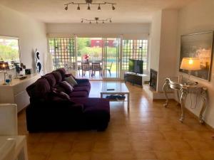 Χώρος καθιστικού στο Lazzy House