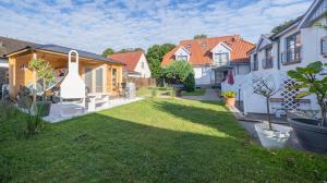 a backyard of a house with a grass yard at Haus Meeresrauschen in Rerik +35 photos