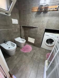 a bathroom with a toilet sink and a washing machine at B&B Nonna Ninina in Olevano sul Tusciano