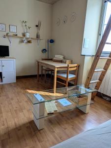 Μια τηλεόραση ή/και κέντρο ψυχαγωγίας στο Studio Dinard vue mer