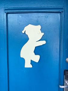 a white sign on the side of a blue door at Gainesville Lodge in Gainesville +7 photos