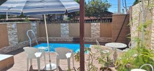 Πισίνα στο ή κοντά στο Ótima casa de praia com piscina