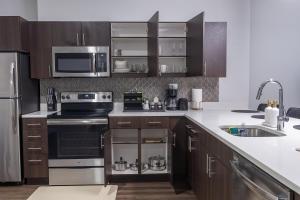 Dapur atau dapur kecil di Modern King Suite Downtown Walkable Pool & Gym