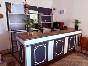 a black and white counter in a room at Rodrigue in Saint-Pierre-le-Moûtier
