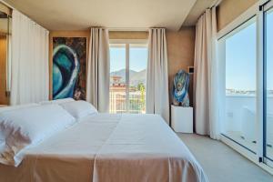 Ένα ή περισσότερα κρεβάτια σε δωμάτιο στο Hybrid Icon Rooms Gallery