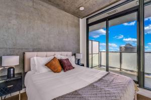 Ένα ή περισσότερα κρεβάτια σε δωμάτιο στο Summit Stay Luxe Skyline Views Pool Parking