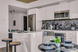 Η κουζίνα ή μικρή κουζίνα στο Summit Stay Luxe Skyline Views Pool Parking