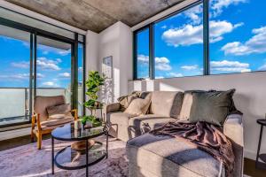Χώρος καθιστικού στο Summit Stay Luxe Skyline Views Pool Parking +18 φωτογραφίες