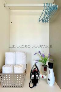 a kitchen counter with towels and a basket of towels at Apartamento, Vista Mar, Praia de Boa Viagem, Hóspedes Exigentes! in Recife