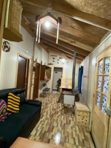 Santa MaríaにあるCabaña el alacránのソファとテーブルのあるリビングルーム