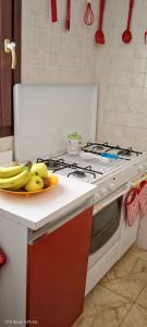 a bunch of bananas on a plate on a kitchen counter at Appartamento vicino al mare in Lizzano