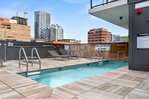 Bazén v ubytování Earthlight Golden Hour Corner nebo v jeho okolí