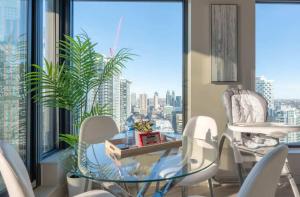 Χώρος καθιστικού στο Corner Unit DT Luxury Highrise Condo