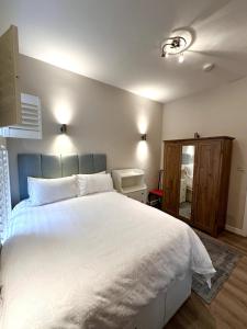 Ένα ή περισσότερα κρεβάτια σε δωμάτιο στο Stylish 2BR Central Edinburgh - Walk to Attraction