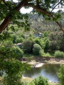 a view of a pond with a house in the background at Quinta da Lontra in Tábua