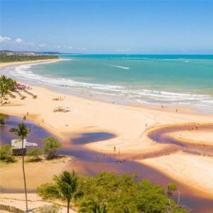 an aerial view of a beach with people in the water at Pousada Imperador do Espelho in Praia do Espelho