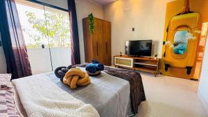 a room with a bed with a stuffed animal on it at Saborrrr Container - BOX 360 - Sobrado Alvenaria in Uberlândia
