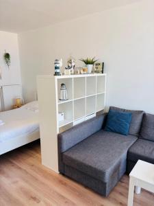 Ένα ή περισσότερα κρεβάτια σε δωμάτιο στο Huswell - Beach Studio with Balcony & Sea View