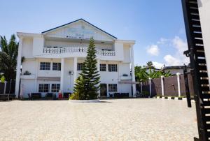 a christmas tree in front of a white building at Villa Angelia Hotel in Accra