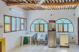 Η κουζίνα ή μικρή κουζίνα στο Elegant 5BR Diani Villa with Pool & Beach Access