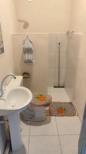 a bathroom with a toilet and a sink at Casa Menezes - Ilha do Ferro - Alagoas in Pão de Açúcar
