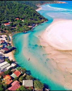 an aerial view of a beach and the ocean at Casa espaçosa - Luar da Guarda in Palhoça