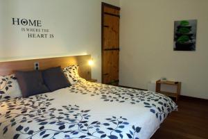 um quarto com uma cama com um edredão azul e branco em Casa Os Manos em Santana