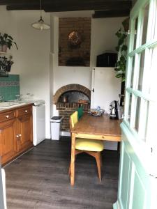 Kuchyň nebo kuchyňský kout v ubytování Maisonnette de campagne avec jardinet