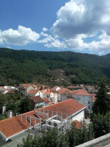 uitzicht op een stad met gebouwen en bomen bij Casa Manuel in Manteigas
