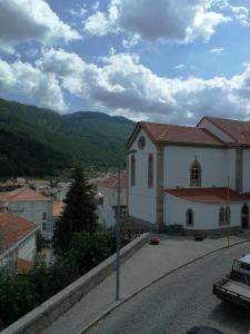een klein wit kerkje met uitzicht op een stadje bij Casa Manuel in Manteigas +7 foto's