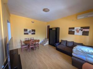 Ruang duduk di Apartment 4
