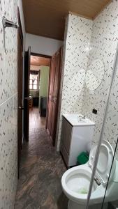 un baño con inodoro y lavabo en La Caracola, en Villa de Leyva