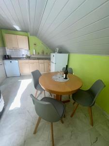 a kitchen with a table and chairs in a room at Ferienwohnung Schiekel in Sebnitz