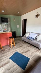una sala de estar con un sofá y una mesa en La Caracola, en Villa de Leyva