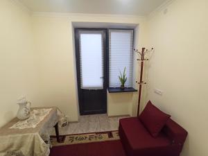 アラヴェルジにあるApart Hotel Engelsのテーブルと椅子と窓のある部屋