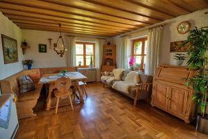 a living room with a table and a couch at Zimmer Landgut Rosenau in Mamming
