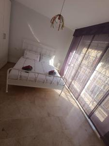 Ένα ή περισσότερα κρεβάτια σε δωμάτιο στο First Floor Casa Privee - Two bed Beach Terrace & Balconies