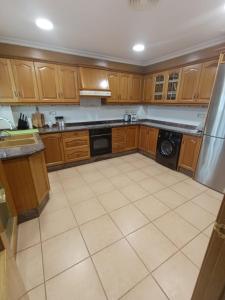 Η κουζίνα ή μικρή κουζίνα στο First Floor Casa Privee - Two bed Beach Terrace & Balconies +11 φωτογραφίες