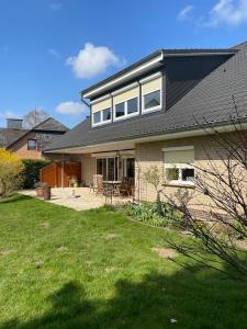 a house with a lawn in front of it at Ferienwohnung Souterrain im stielvollen Landhaus bei Hamburg in Rosengarten