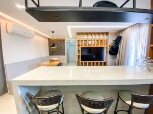 Η κουζίνα ή μικρή κουζίνα στο Apt todo mobiliado 2 quartos e Office com Cama Alto Padrão Cuiabá