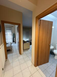 Habitación con baño con aseo y puerta. en Cosy Retreat, en Komotiní 1 foto más