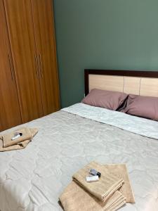 Un dormitorio con una cama con toallas. en Cosy Retreat, en Komotiní