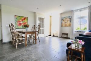 a living room with a table and chairs at B&B Hoogh Belgeren in Sterksel