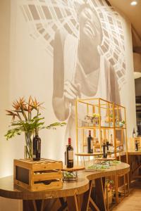 Habitación con 2 mesas y botellas de vino en Hotel InterContinental Cartagena by IHG, en Cartagena de Indias
