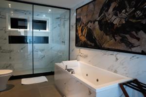 a bathroom with a sink and a shower at Pousada Papiro Boutique in Abraão +81 photos