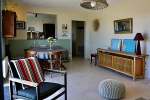 Χώρος καθιστικού στο Apartment with a stunning 180 view & private garden 4 guests baby