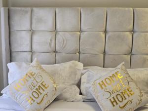 Postel nebo postele na pokoji v ubytování Roly Studio Apartment Near Jkia & Sgr with Swimming pool & Gym + 29 fotografií