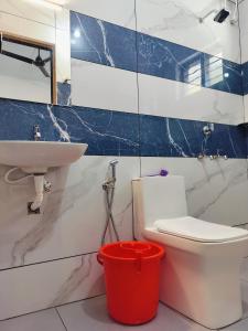 une salle de bain avec toilettes et lavabo dans l'établissement Canan suites, à Trivandrum