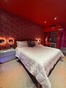 Un dormitorio con una cama grande con paredes rojas. en Hotel Hilo - Room 204, en Louisville